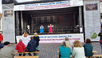 Tallinnan torilla kansanlauluja esittivät ryhmät mm. Venäjältä, Ukrainasta ja Valkovenäjältä.